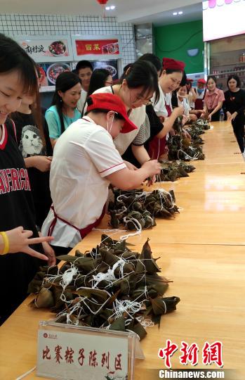 包粽子大赛成绩检验。　杨伏山 摄